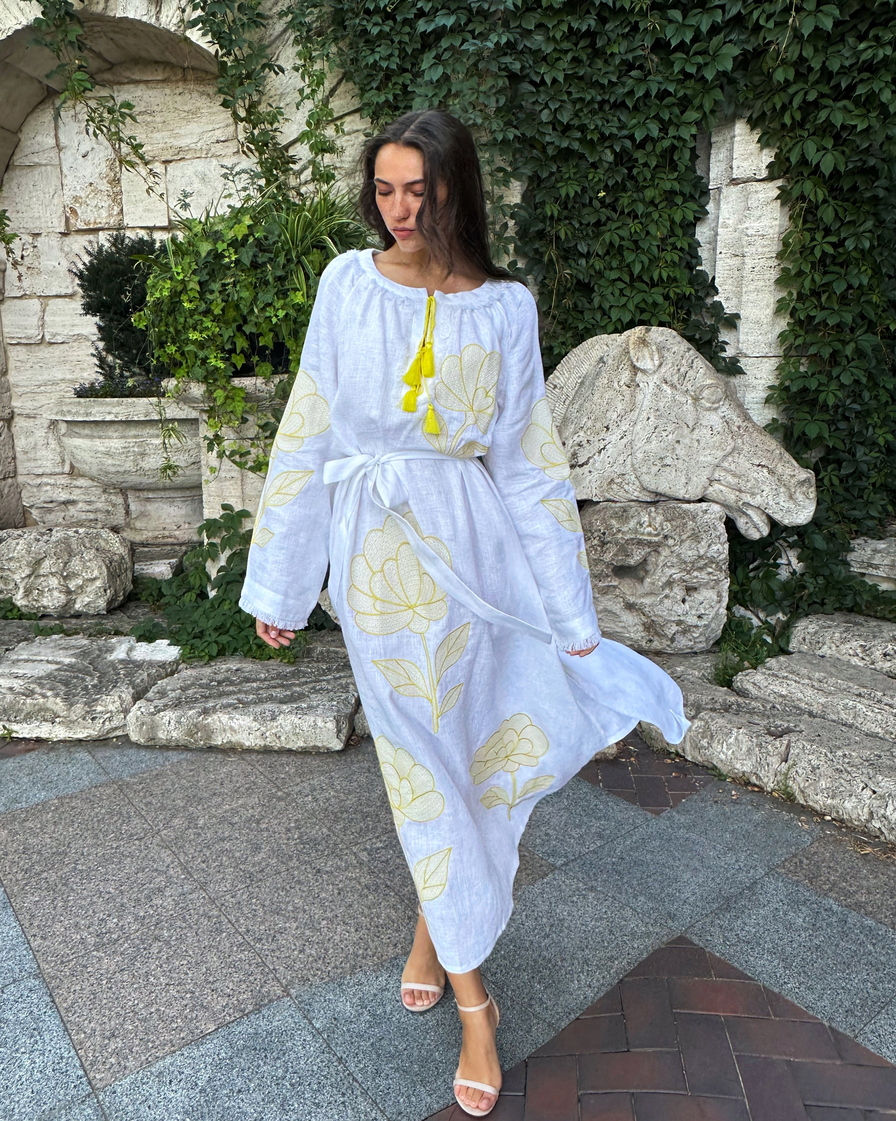 Robe longue blanche en lin brodé || ZALXNDRA