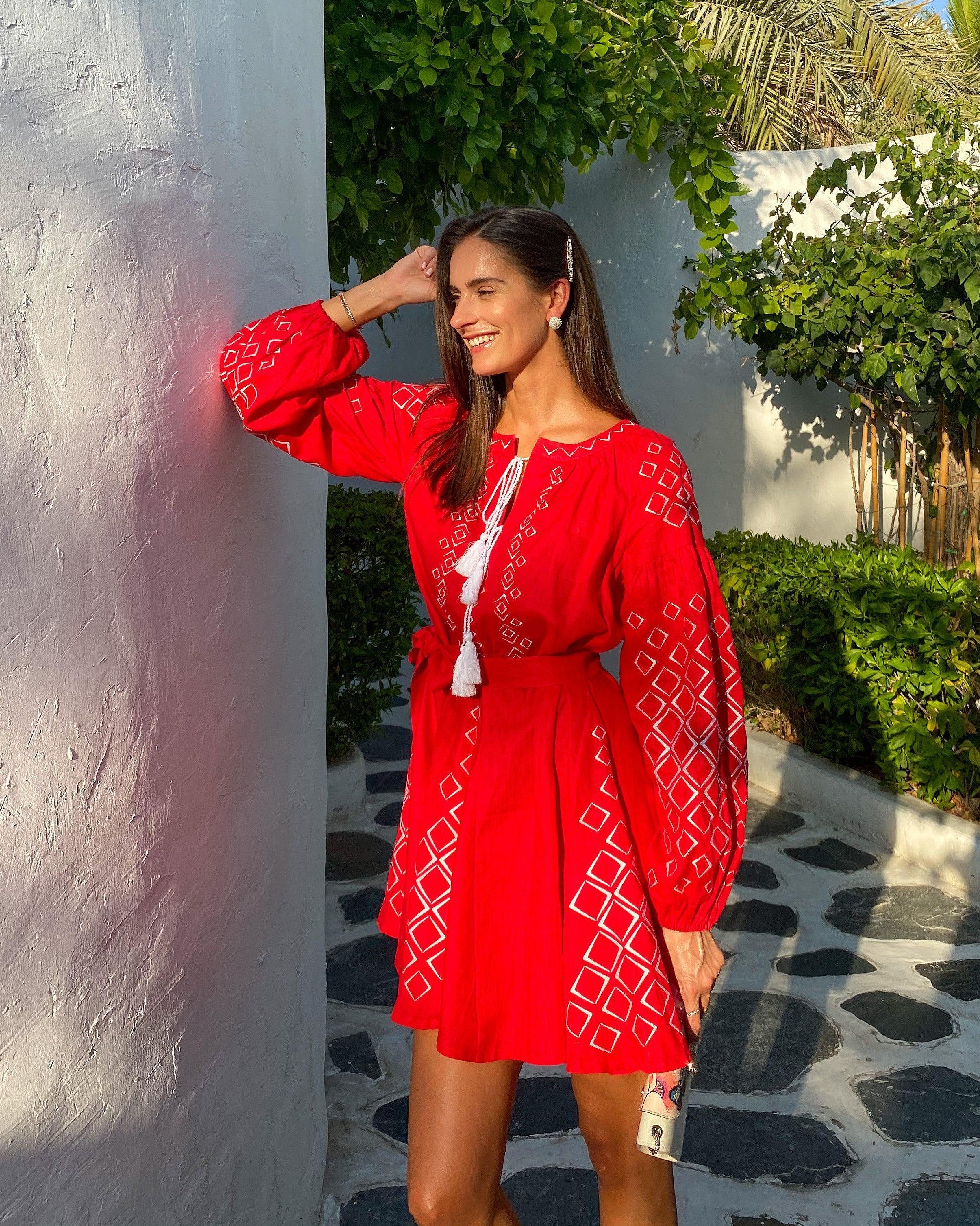Mini-robe en lin brodé rouge écarlate – Manches ballon