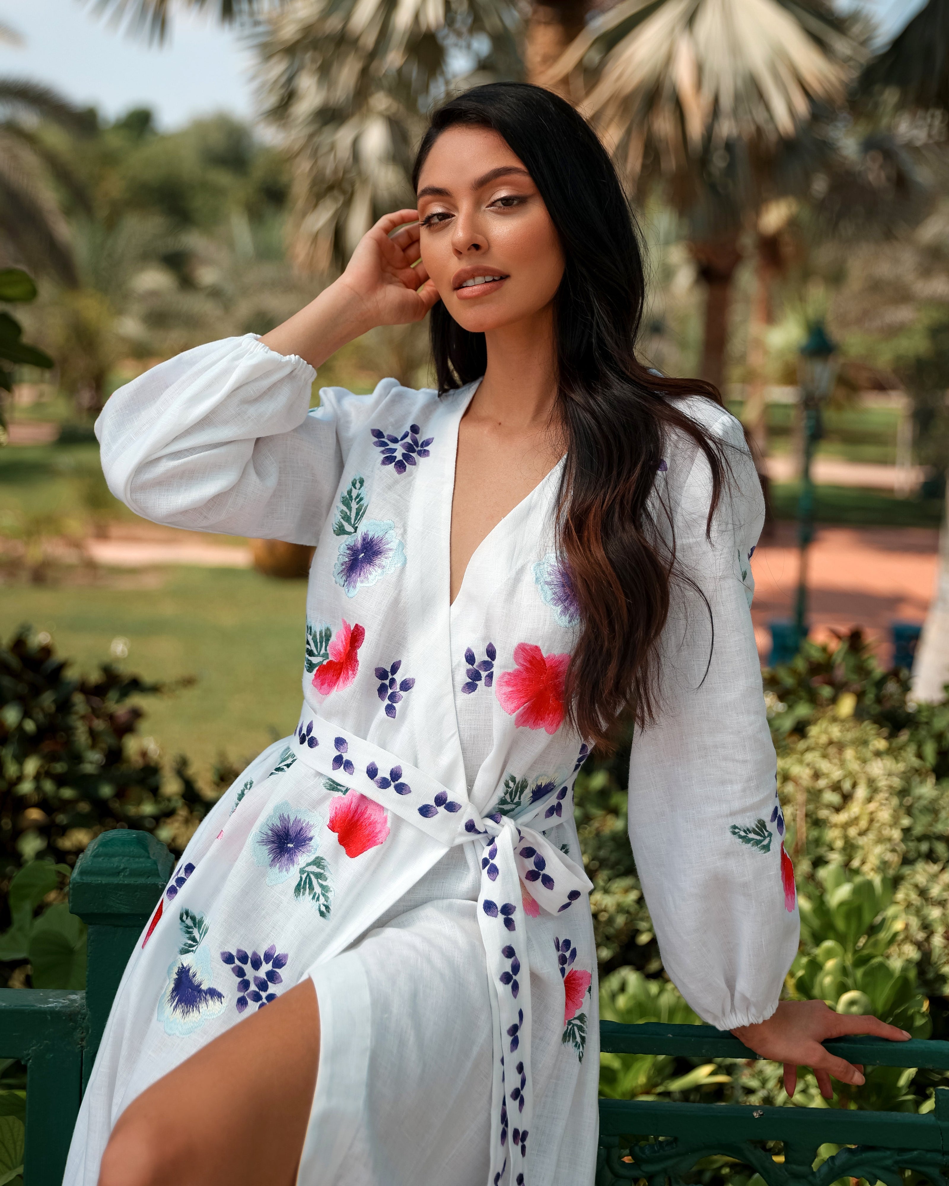 Robe longue blanche en lin brodé – Manches ballon | ZALXNDRA