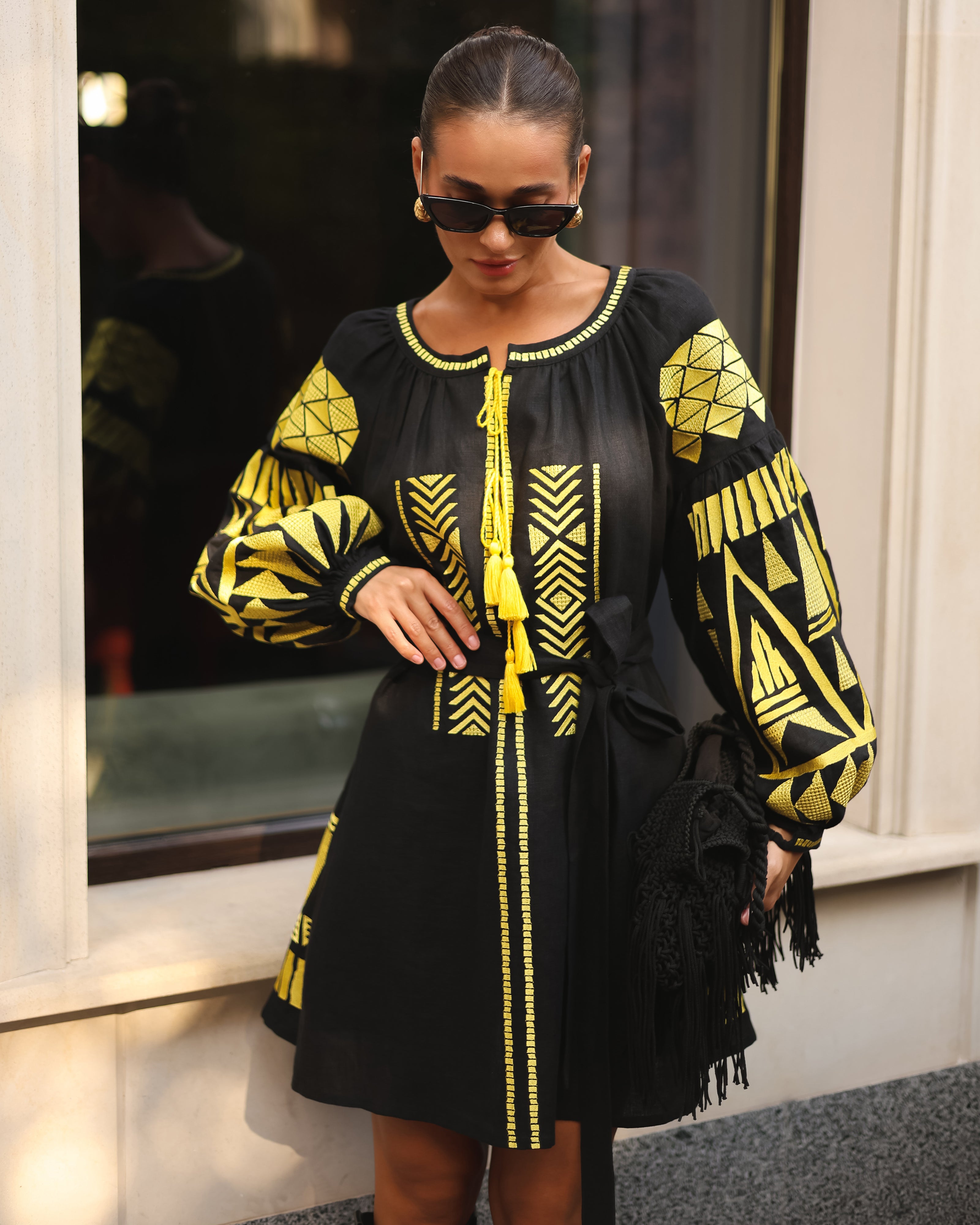 Mini-robe noire en lin brodé – Manches ballon | ZALXNDRA
