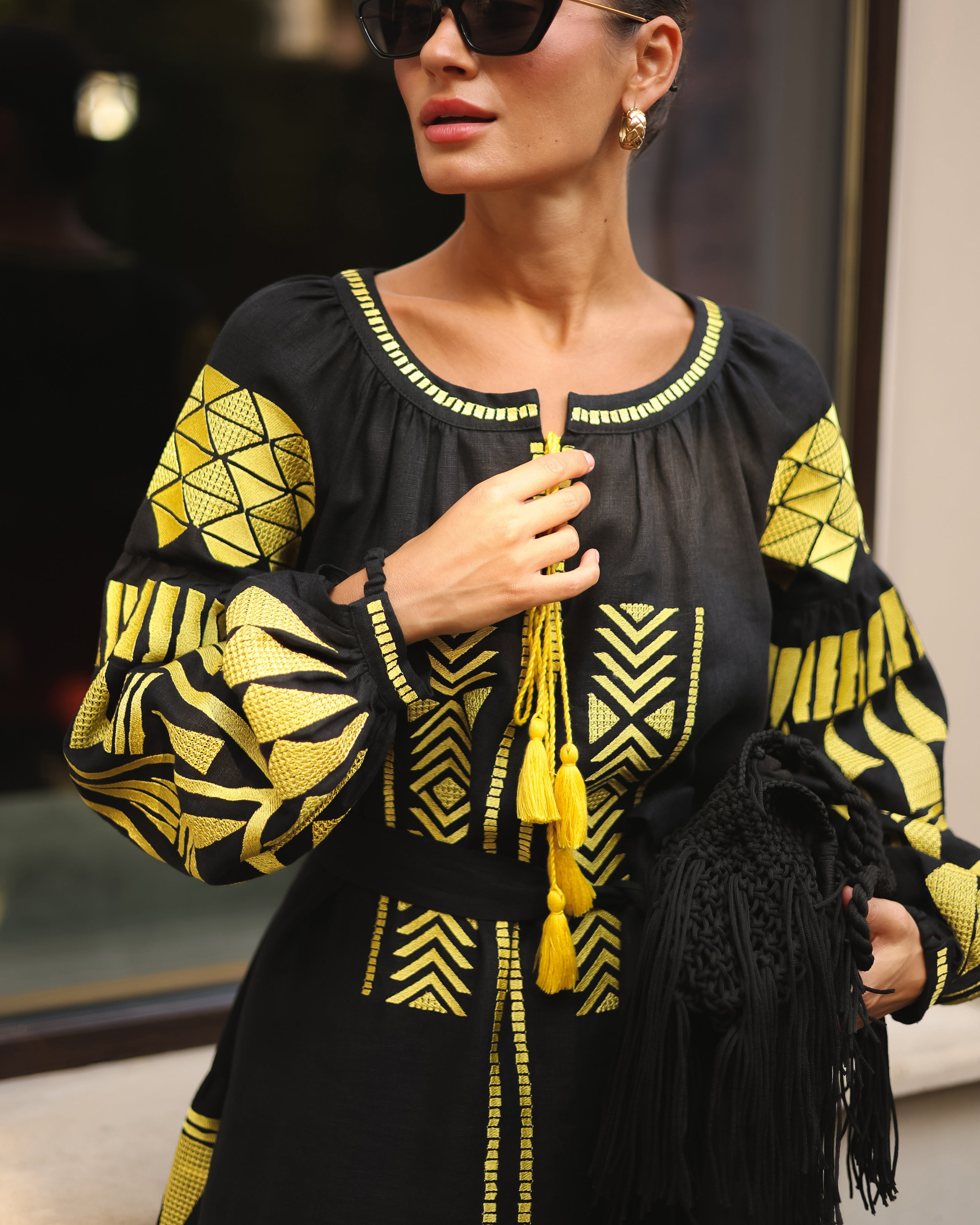 Mini-robe noire en lin brodé – Manches ballon | ZALXNDRA