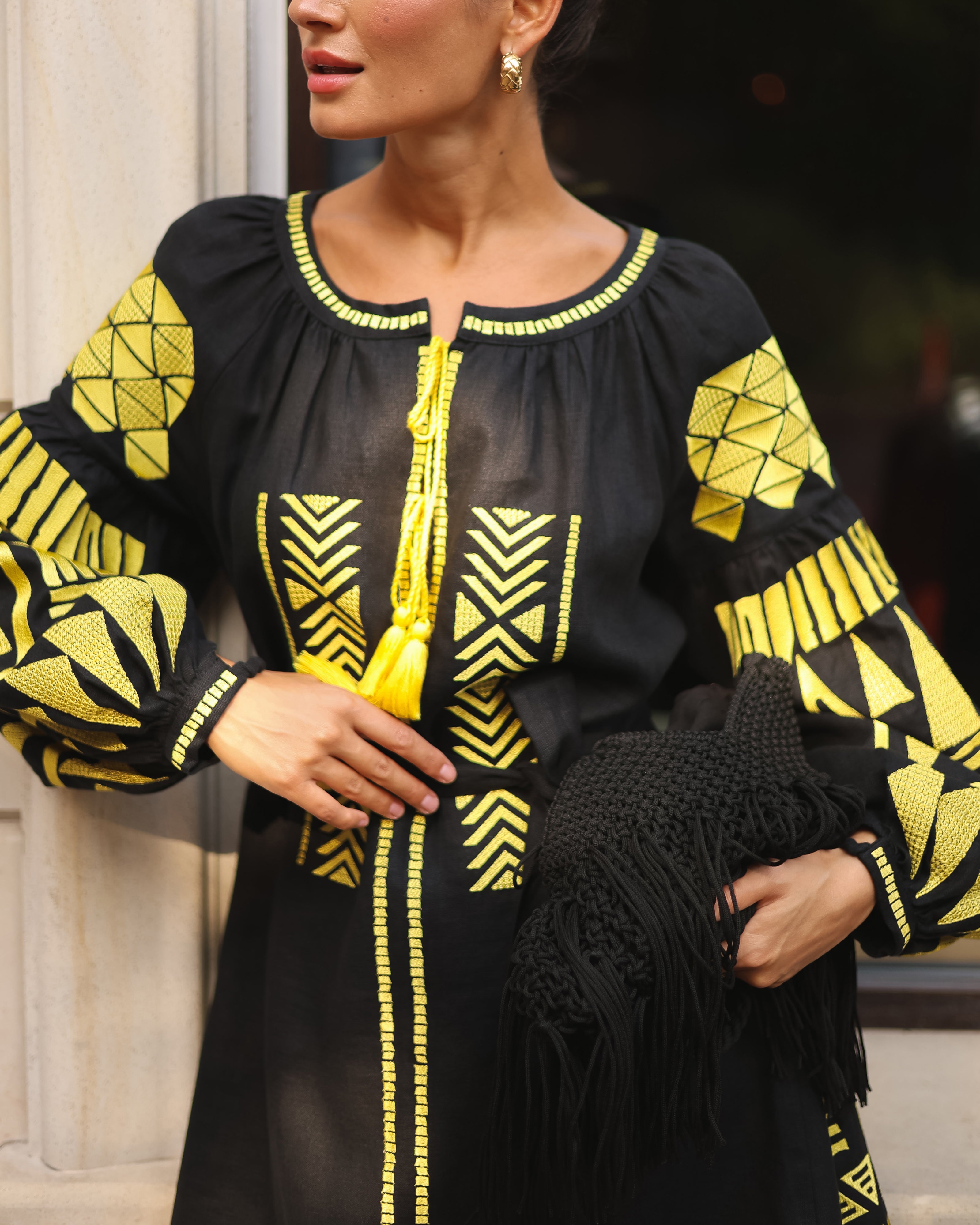 Mini-robe noire en lin brodé – Manches ballon | ZALXNDRA