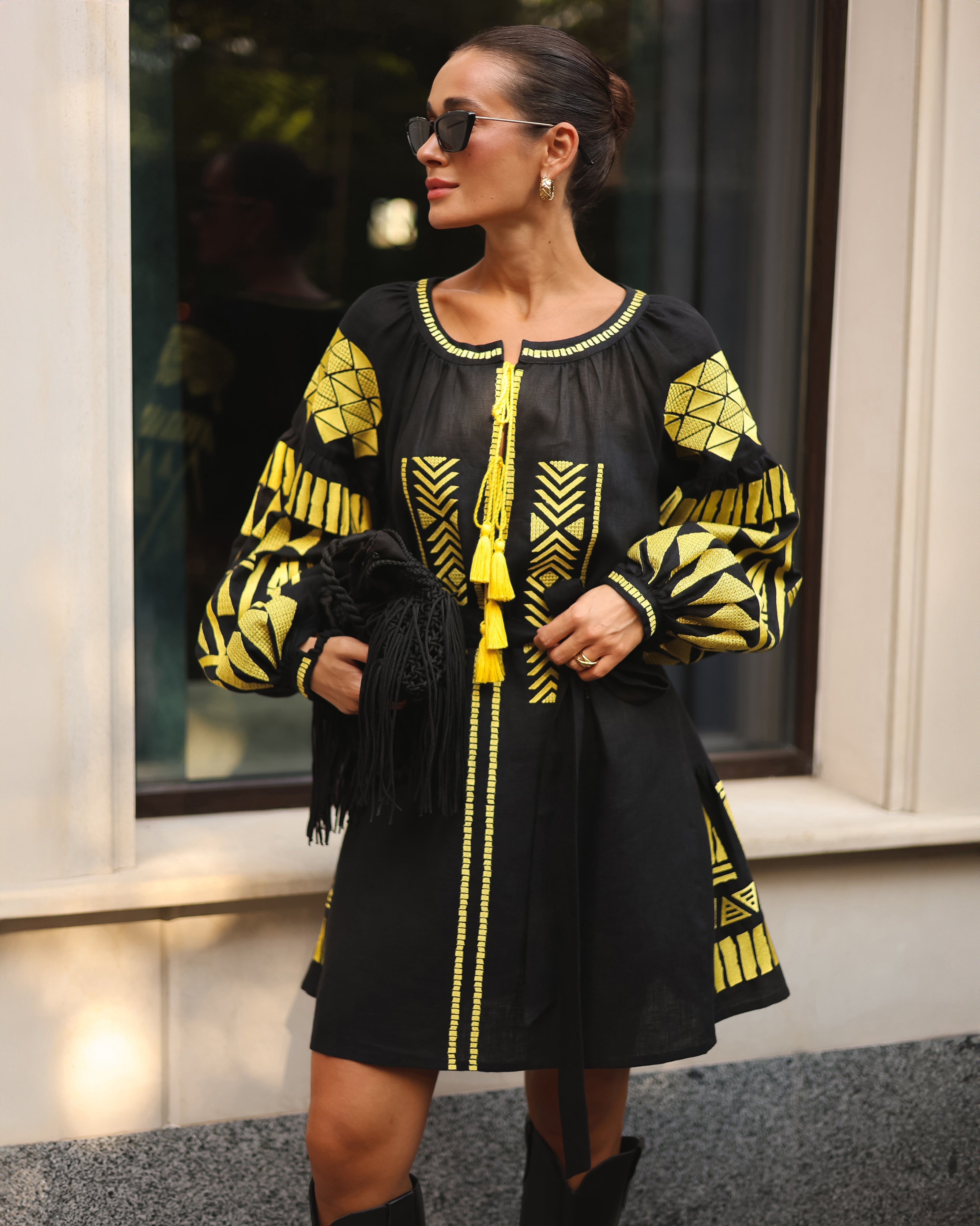 Mini-robe noire en lin brodé – Manches ballon | ZALXNDRA