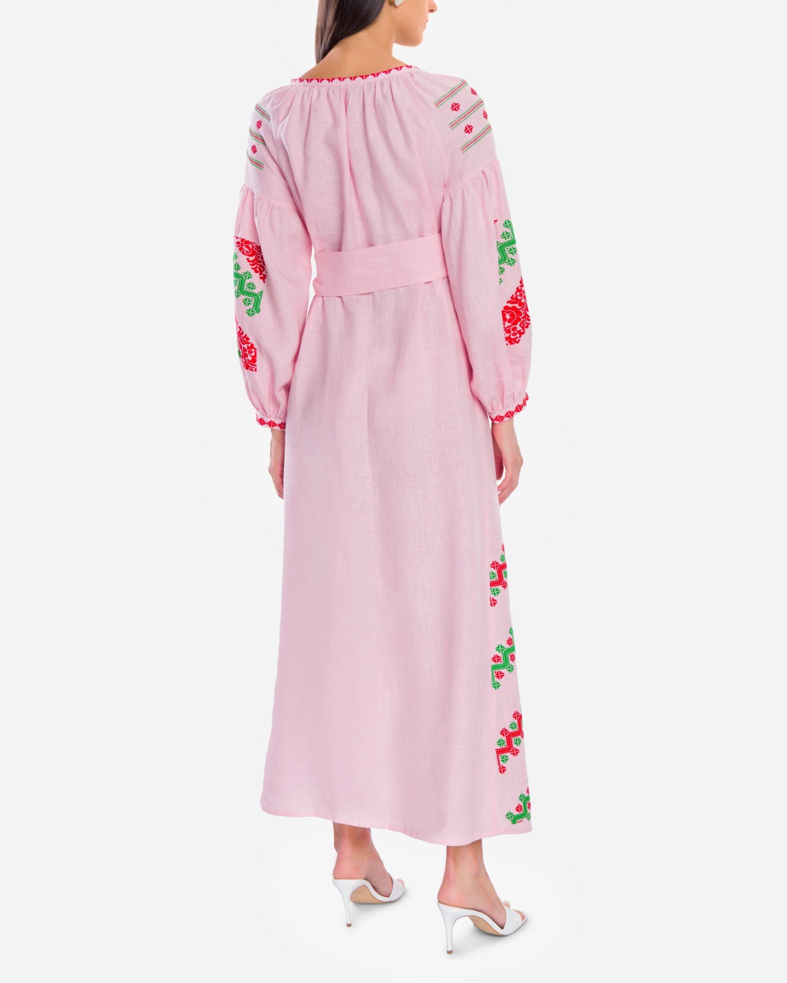 Hellrosa besticktes Maxikleid aus Leinen – Ballonärmel